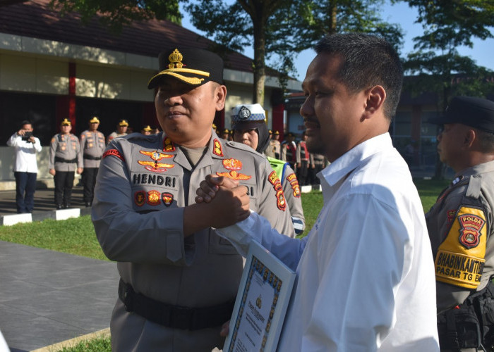 Kapolres Muara Enim Anugerahkan Penghargaan Penuh Makna