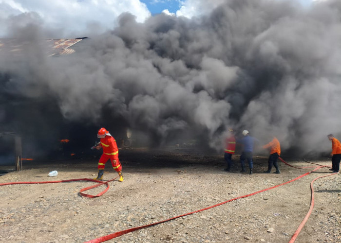 Gudang Penimbunan BBM Ilegal di Muara Enim Terbakar