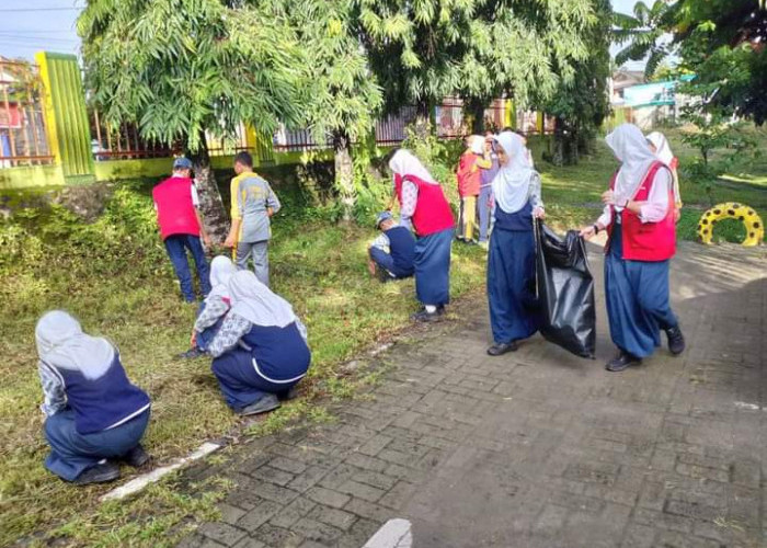 Lihat Sampah Langsung Ambil Menjadi Budaya Siswa SMPN 2 Lawang Kidul Kabupaten Muara Enim