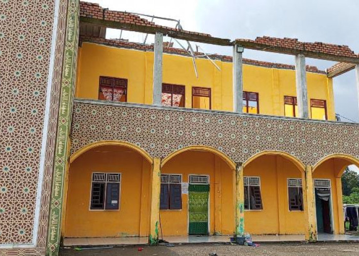 Diterjang Puting Beliung, Atap Pondok Pesantren di Muara Enim Melayang