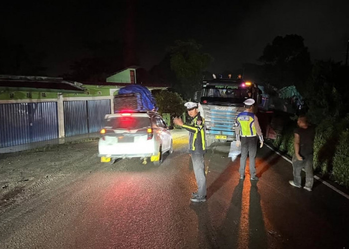 Anggota Satlantas Polres Muara Enim Gerak Cepat Atasi Kemacetan Akibat Truk Trailer Terperosok