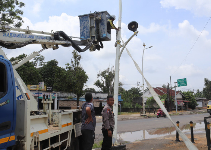 Tiang Lampu Jalan Miring Akibat Ditabrak Truk Tronton di Muara Enim Akhirnya Diperbaiki