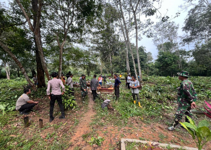 Sambut Ramadan, Polisi-TNI dan Warga Kompak Bersihkan TPU