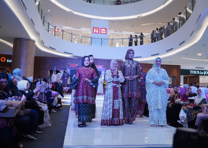 Sentuhan Elegan Warisan Budaya, Feby Deru Hadiri Fashion Show “Jelita Sriwijaya” Karya Tria Gunawan