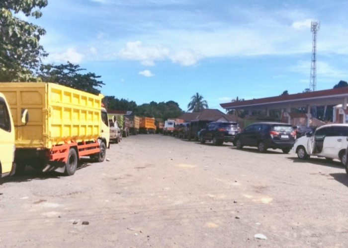 Pemilik Kendaraan di Muara Enim Keluhkan Antrean Hingga 8 Jam untuk Mendapatkan BBM Jenis Solar