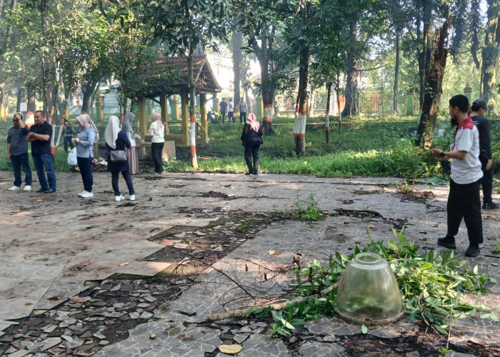 Aktivis Lingkungan Bersama DLH Muara Enim Berkolaborasi Bersihkan Hutan Kota Sungai Aur