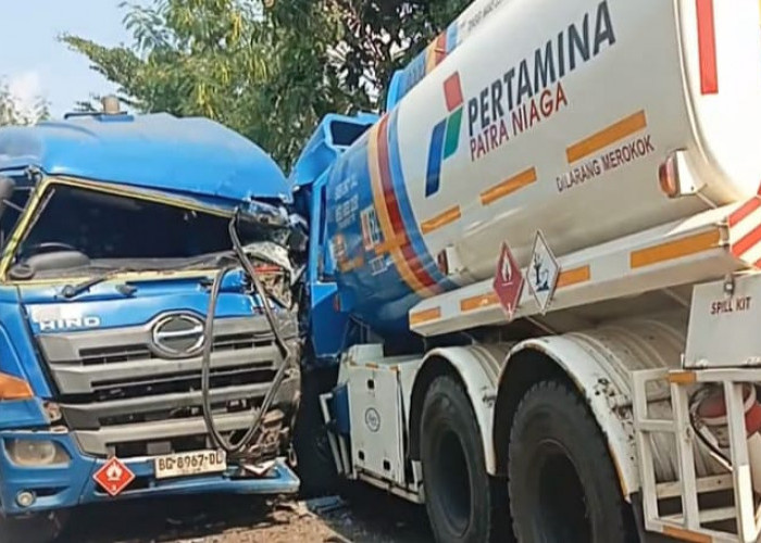 Sopir Diduga Lalai, Dua Truk Tangki Adu Banteng di Muara Enim