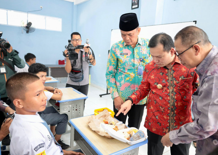 Pj Gubernur Dampingi Komisi II DPR RI Tinjau Simulasi Program Makan Bergizi Gratis di SMK Negeri 2 Palembang