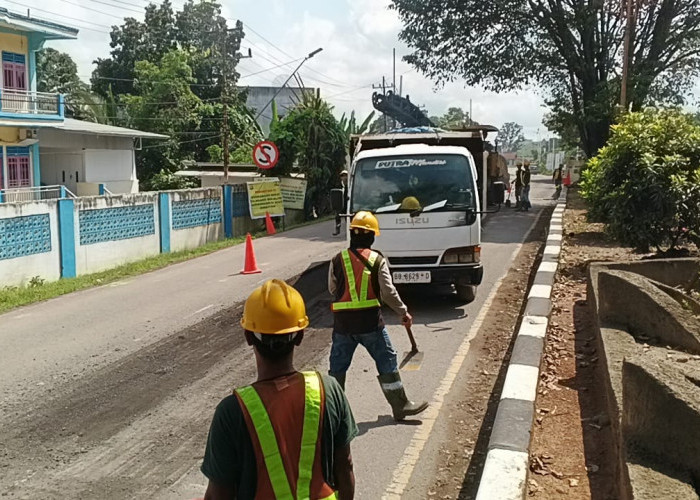 Pengendara Was-was, Jalinsum Ruas Belimbing hingga Simpang Meo Ditambal Sulam