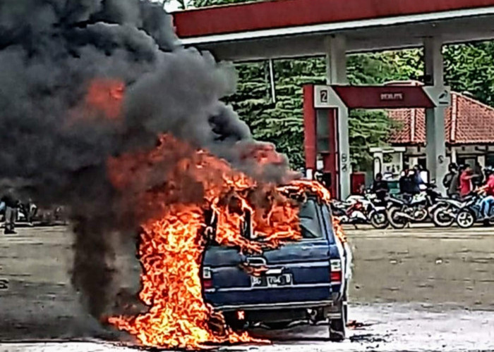 Mobil Kijang Ini Terbakar Saat Sedang Antre BBM di SPBU Kepur, Sang Sopir Diburu Polisi