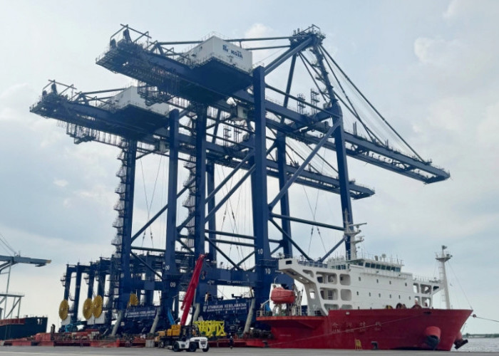 Pelindo Datangkan Alat Bongkar Muat Baru untuk Tingkatkan Layanan Terminal Peti Kemas