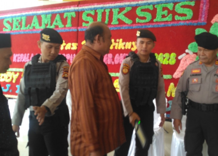 Pelantikan Kepala Desa di OKU Dijaga Ketat Anggota Polres OKU Polda Sumatera Selatan, Tamu Harus Lolos Metal