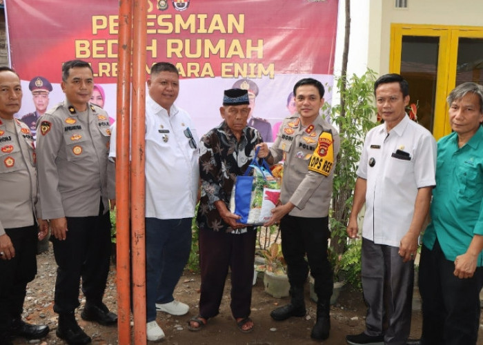 Polres Muara Enim Renovasi Rumah Tak Layak Huni Warga Tanjung Jati