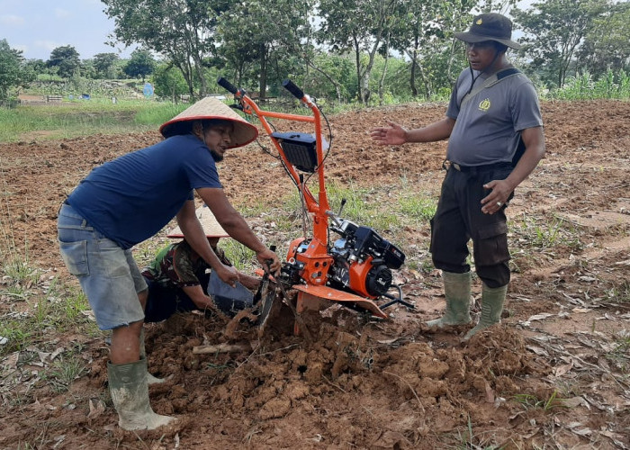 Anggota Polsek Lawang Kidul Latih Petani Kuasai Traktor Mini Demi Ketahanan Pangan
