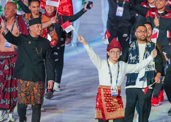 Bangga! Ketua Kontingen Indonesia Promosikan Baju Adat Sumsel Pada Defile Opening Ceremony SEA Games 2023