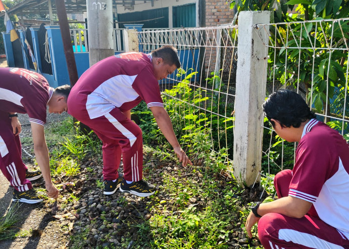 Belida Asri, Anggota Polres Muara Enim Menyapu Harapan dan Menanam Kepedulian 