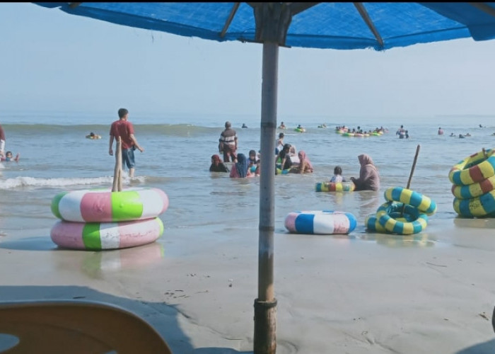 Objek Wisata Pantai Panjang Bengkulu Penuh Sesak Dikunjungi Wisatawan