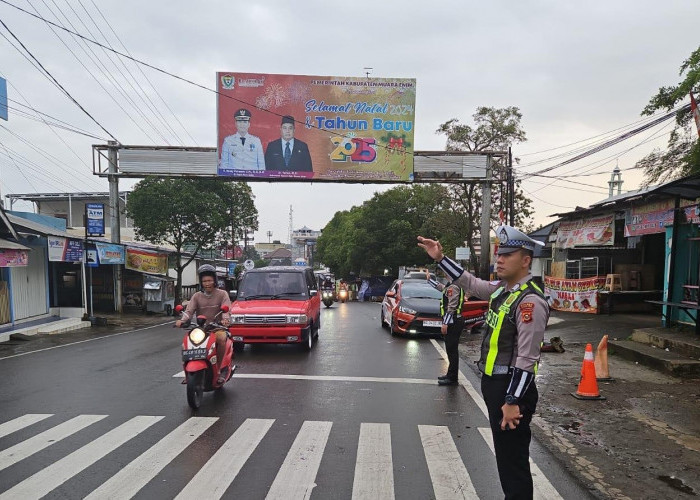 Anggota Satlantas Polres Muara Enim Atur Lalu Lintas di Titik Rawan Kemacetan