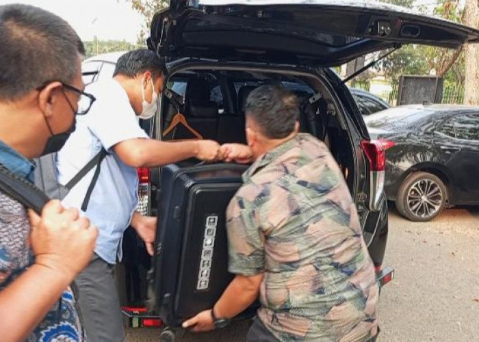 KPK Geledah ULP dan Dinas PUPR Muara Enim, Penyidik Bawa 3 Koper dan Tas