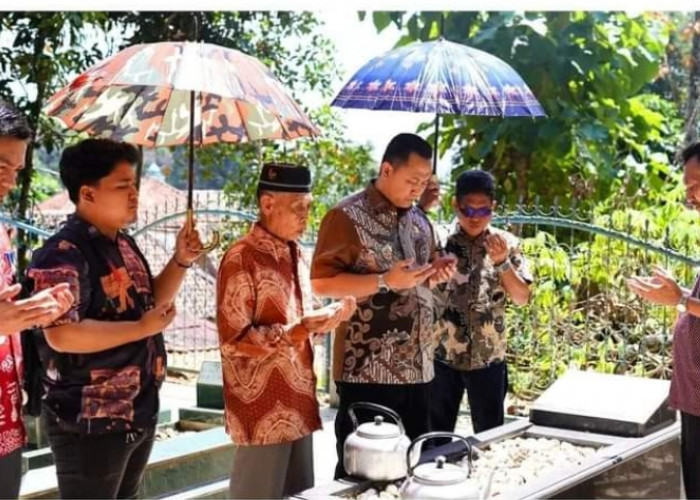 Ziarah ke Makam Kalamudin Djinab, Pj Bupati Muara Enim Kagumi Sosok Almarhum Ayah Mertua