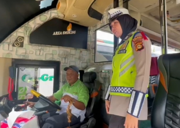 Anggota Satlantas Polres Muara Enim Ingatkan Sopir Bus Utamakan Keselamatan