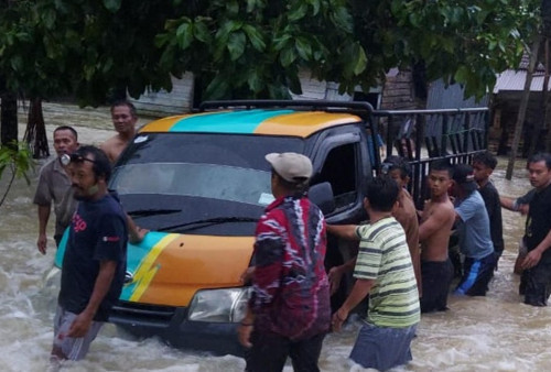 Sungai Meluap, Jalan Desa di Muratara Ini Terendam Banjir