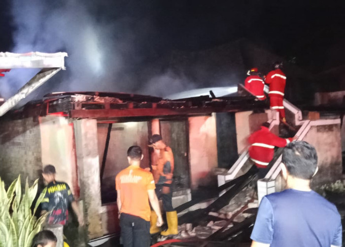 Diduga Korsleting Listrik, 2 Rumah di Muara Enim Ludes Dilalap si Jago Merah