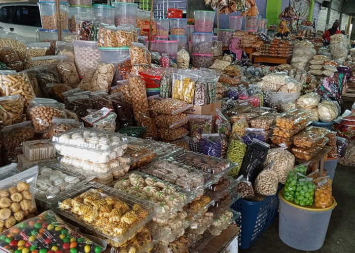 Jelang Hari Raya Idul Adha, Pedagang Kue Kering di Pasar Muara Enim Masih Sepi Pembeli