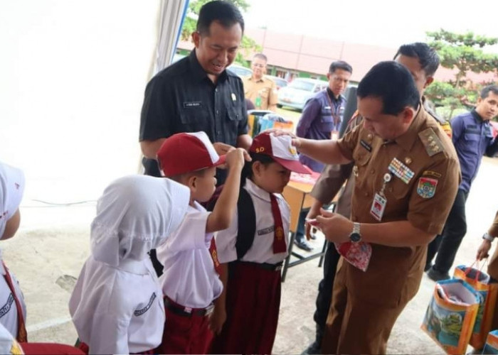 Walikota Lubuklinggau Sumatera Selatan Salurkan Seragam Sekolah Gratis ke Ribuan Pelajar