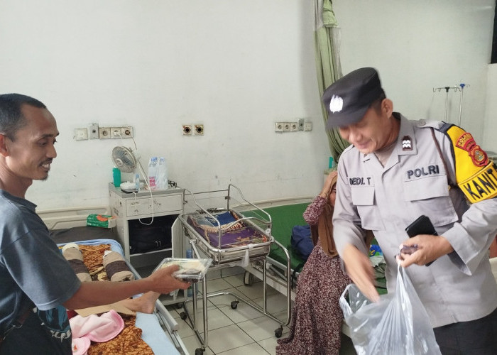 Polres Muara Enim Berbagi Takjil untuk Keluarga Pasien di RSUD Rabain