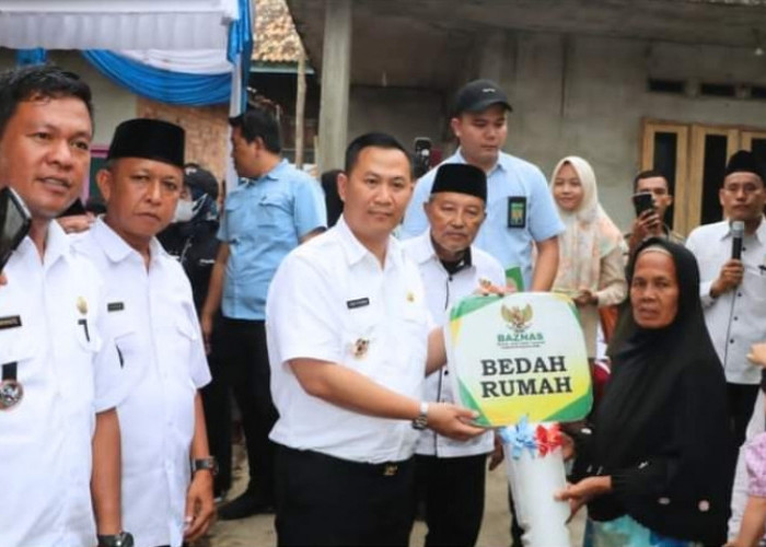 Pj Bupati Muara Enim Serahkan Kunci Bedah Rumah Warga Desa Alai