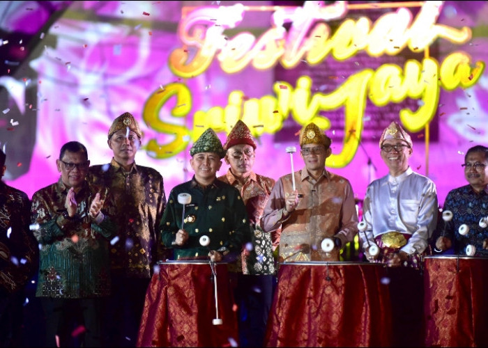 Menparekraf Sandiaga Uno bersama Pj Gubernur Sumsel Buka Festival Sriwijaya ke-32 di Monpera Palembang