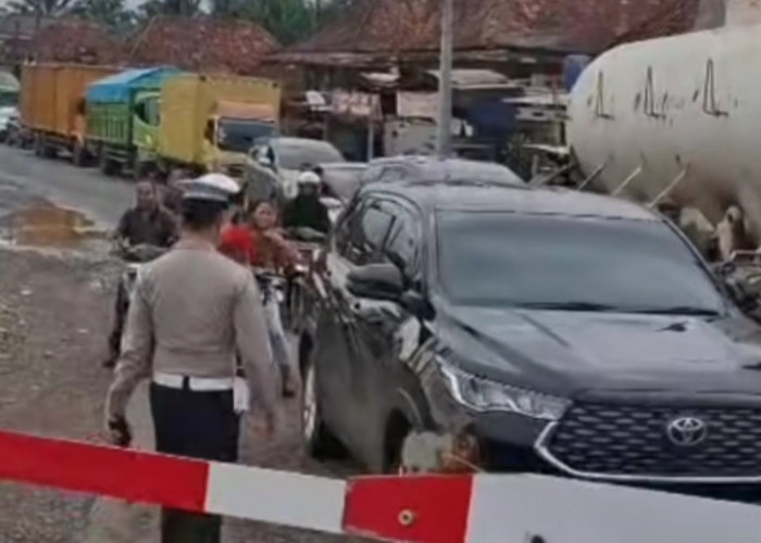 Terobos Antrean di Perlintasan Kereta Api Simpang Belimbing, Mobil Innova 'Dipukul Mundur' Anggota Satlantas