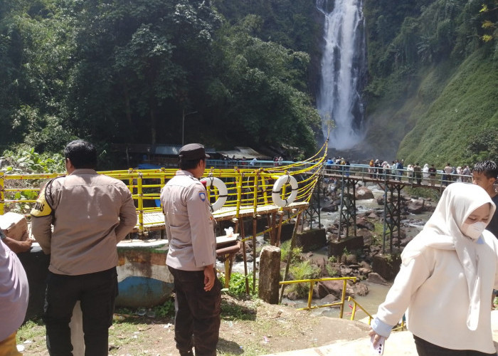 Penghujung Libur Panjang Lebaran, Wisata Air Terjun Bedegung Diserbu Wisatawan