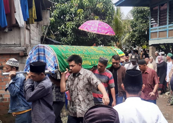 Ribuan Pelayat Antarkan Jenazah Kepala Desa Ujan Mas Lama ke Peristirahan Terakhir