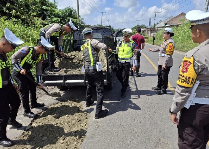 Satlantas Polres Muara Enim Gelar Operasi Keselamatan Musi 2025 dengan Perbaikan Jalan Berlubang