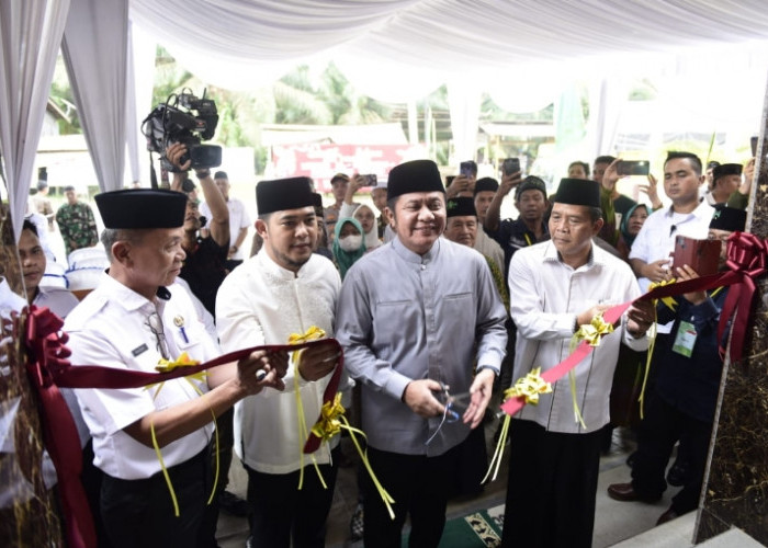 Resmikan Masjid di Banyuasin Sumatera Selatan, Herman Deru Disambut Sukacita Anggota Muslimat NU