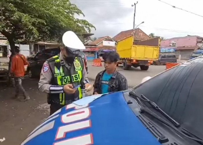 Serobot Antrean Panjang di Perlintasan Kereta Api, Satlantas Polres Muara Enim Tilang 5 Sopir Mobil