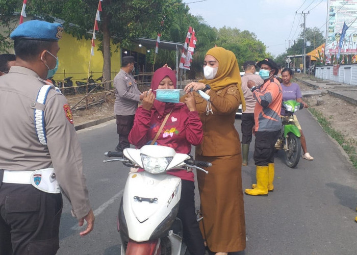 Tingkatkan Kesadaran Kesehatan, Polsek Sungai Rotan Bagikan Masker untuk Pelajar dan Pengendara