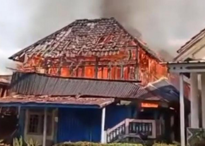 Korsleting Listrik, Rumah 2 Lantai di Muara Enim Ludes Terbakar