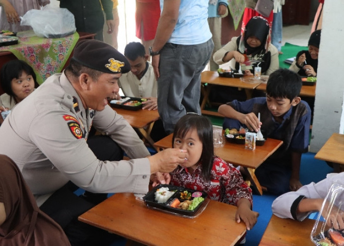 Polres Muara Enim Gelar Pembagian Makanan Bergizi untuk Siswa SLB