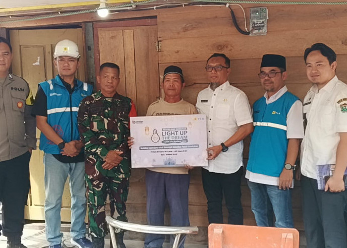 Warga Muara Enim Ini Menangis Haru Dapat Program LUTD PLN