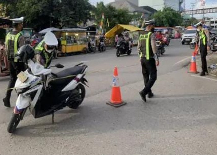 Personel Satlantas Polres Muara Enim Atur Arus Lalu Lintas Jelang Buka Puasa