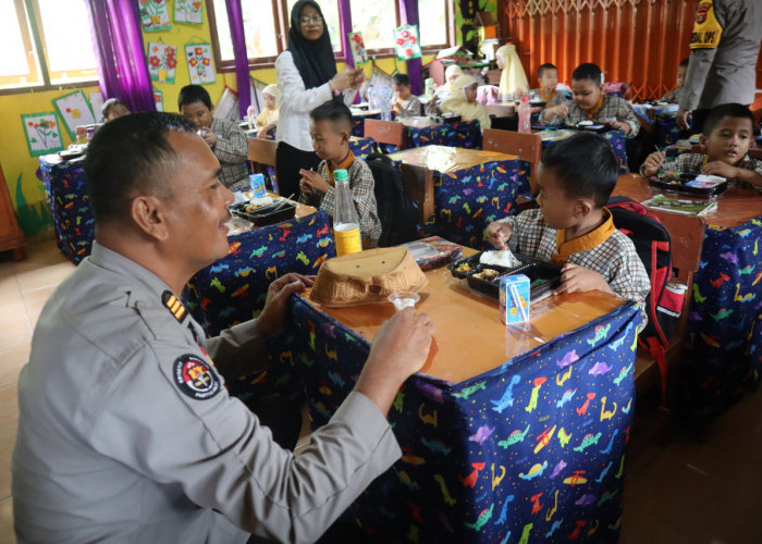 Polres Muara Enim Berikan Makanan Sehat Bergizi untuk Siswa-siswi SD Negeri 4 Muara Enim