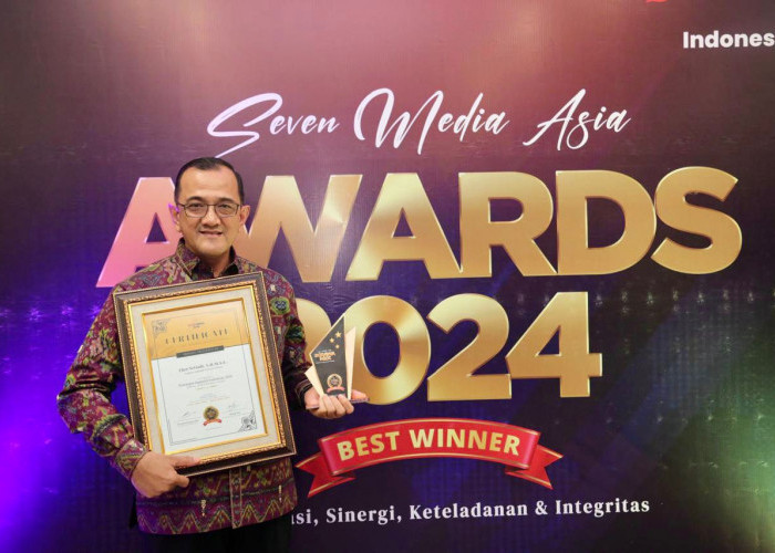 Pj Gubernur Sumsel Dianugerahi Penghargaan Seven Media Award 2024