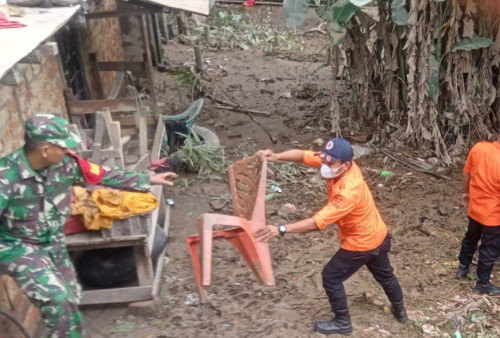 Tim Gabungan Gotong Royong Bersihkan Sampah Sisa Banjir Bandang