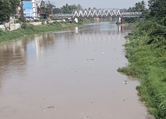 Air Sungai Enim Berubah Warna, Diduga Tercemar Limbah Lumpur