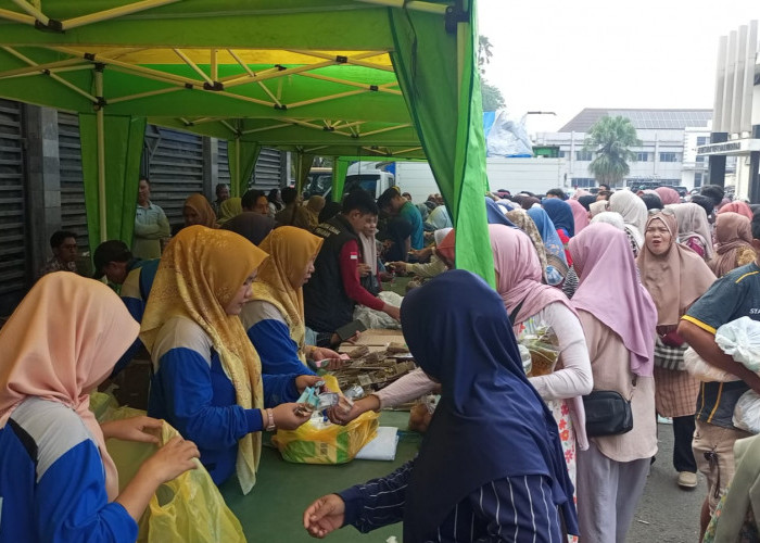 Warga Muara Enim Borong Beras dan Paket Sembako Murah