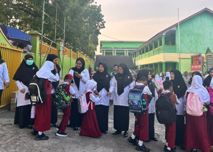 Hari Pertama Sekolah di Tahun Ajaran Baru, Guru MIN 1 Muara Enim Sambut Murid dengan 5S