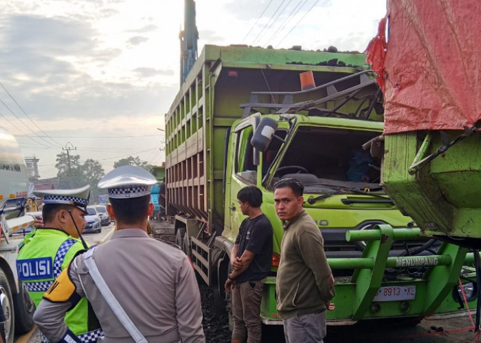 Dump Truk Tronton Angkutan Batu Bara di Muara Enim Tabrak Mobil Sedang Parkir, Begini Kondisinya